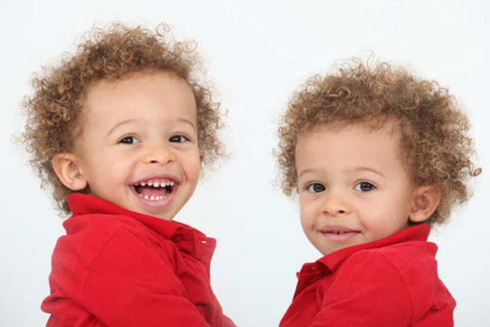 Selv om eneggede tvillinger har nøyaktig de samme genene, kan de likevel ha forskjellige smerteterskler. Ny forskning viser at det skyldes den måten genene er arrangert på. (Foto: Colourbox)