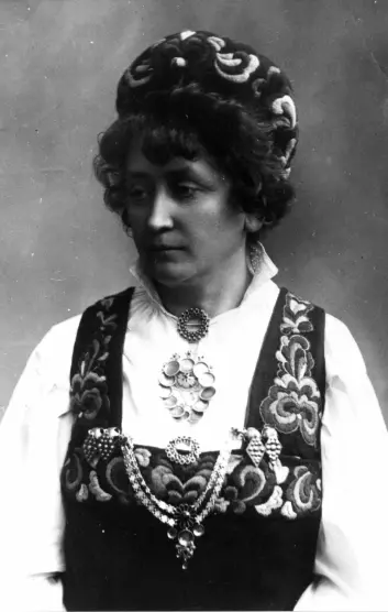 Hulda Garborg i hallingbunaden sin. Inspirasjonen fant hun i kirkeklærne fra Gol i Hallingdal var inspirasjonen til Hulda Garborgs egen Hallingbunad som hun fikk laget i 1898. (Foto: Norsk Folkemuseum)