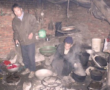 Kvinner er mer utsatt enn menn for innendørs forurensning og helseskader i Kina, men forskjellen er mindre enn i mange andre utviklingsland. (Foto: Guizhou Institute of Environmental Science and Designing) Kvinner er mer utsatt enn menn for innendørs forurensning og helseskader i Kina, men forskjellen er mindre enn i mange andre utviklingsland. (Foto: Guizhou Institute of Environmental Science and Designing)