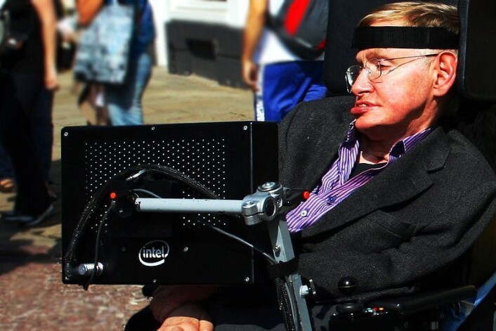 Stephen Hawkings geniale hjerne kommer mindre og mindre i kontakt med omverden. Det vil mange forhindre, og verktøyet iBrain kan antakeligvis hjelpe til. (Foto: Wikimedia Commons) Stephen Hawkings geniale hjerne kommer mindre og mindre i kontakt med omverden. Det vil mange forhindre, og verktøyet iBrain kan antakeligvis hjelpe til. (Foto: Wikimedia Commons)