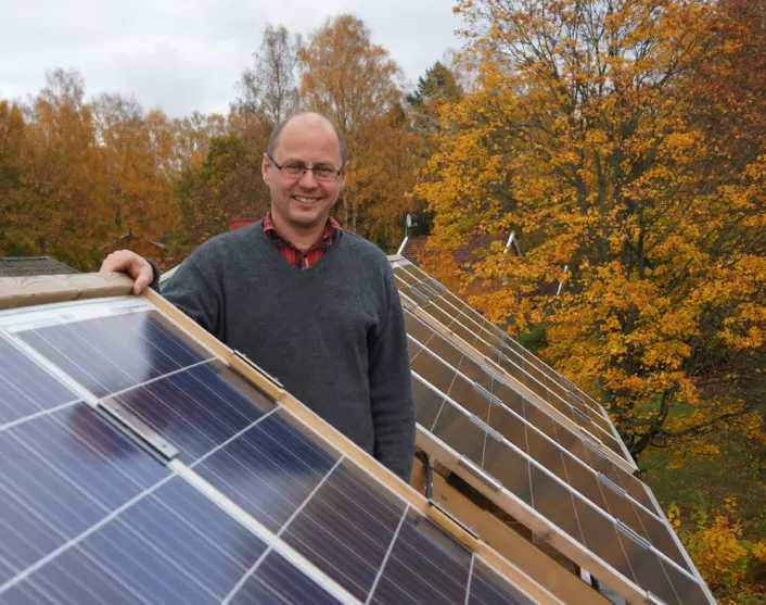 - Norden er godt egnet for solenergi, sier førsteamaniensis Espen Olsen ved UMB. Her står han foran solceller som brukes til å undervise studentene i miljøteknologi. (Foto: Arnfinn Christensen)