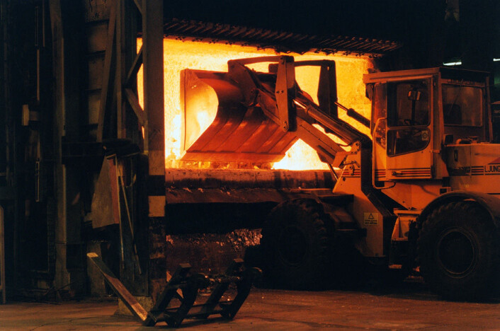 Resirkulering av aluminium i Holmestrand. (Foto: Terje S. Knudsen/Norsk Hydro) Resirkulering av aluminium i Holmestrand. (Foto: Terje S. Knudsen/Norsk Hydro)