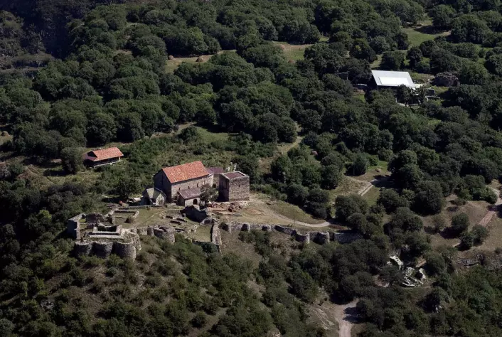 Flyfoto av middelalderlandsbyen Dmanisi i Georgia. Utgravingsfeltet ligger under taket oppe i høyre del av bildet. (Foto: Fernando Javier Urquijo)
