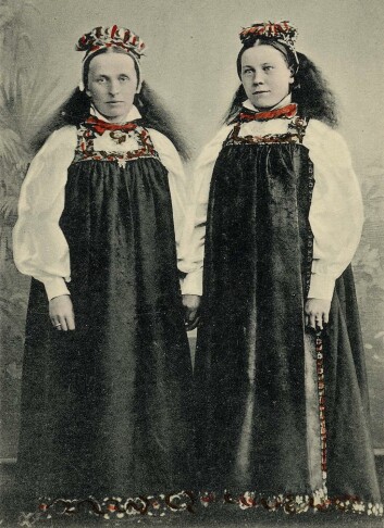 Folkedrakter fra Ål i Hallingdal, slik de ble brukt tradisjonelt. (Foto: Norsk Folkemuseum) Folkedrakter fra Ål i Hallingdal, slik de ble brukt tradisjonelt. (Foto: Norsk Folkemuseum)