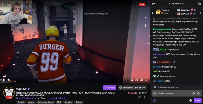 87 000 mennesker ser på den populære strømmeren xQc spille Grand Theft Auto 5 på Twitch.tv. Publikum kommuniserer med strømmeren ved å sende tekstchatter, på et helt unikt språk. 87 000 mennesker ser på den populære strømmeren xQc spille Grand Theft Auto 5 på Twitch.tv. Publikum kommuniserer med strømmeren ved å sende tekstchatter, på et helt unikt språk.