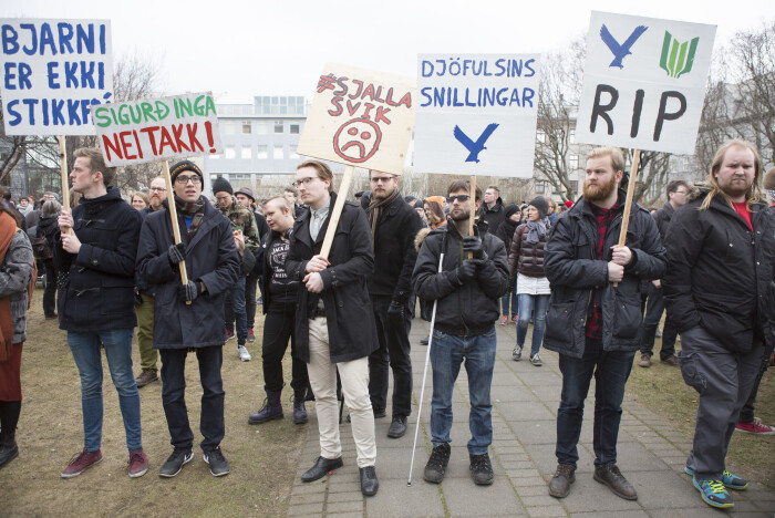 I 2016 avslørte Panamapapirene at Islands statsminister Sigmundur David Gunnlaugsson og hans familie hadde penger i skatteparadiser. Da avsløringen ble kjent demonstrerte tusenvis av islendinger utenfor Alltinget i Reykjavik. I 2016 avslørte Panamapapirene at Islands statsminister Sigmundur David Gunnlaugsson og hans familie hadde penger i skatteparadiser. Da avsløringen ble kjent demonstrerte tusenvis av islendinger utenfor Alltinget i Reykjavik.