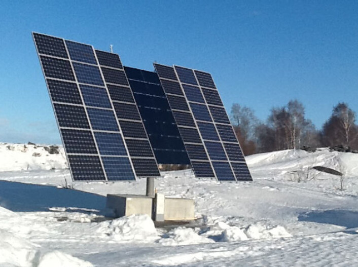 Solcelleparken i Piteå ligger i ett av de mest solrike områdene i Sverige, langs Bottniska viken. Anlegge driftes av PiteEnergi, i samarbeid med det nordnorske forskningsinstituttet NORUT. Resultatene viser at anlegget kan konkurrere med tilsvarende anlegg i Tyskland, der det satses stort på solenergi. (Foto: PiteEnergi) Solcelleparken i Piteå ligger i ett av de mest solrike områdene i Sverige, langs Bottniska viken. Anlegge driftes av PiteEnergi, i samarbeid med det nordnorske forskningsinstituttet NORUT. Resultatene viser at anlegget kan konkurrere med tilsvarende anlegg i Tyskland, der det satses stort på solenergi. (Foto: PiteEnergi)