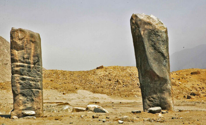 To gamle monolitter fra Huaricanga i Peru. Disse steinstøttene er noen av minnesmerkene som er igjen fra Norte Chico-sivilisasjonen. (Foto: Jonathan Haas) To gamle monolitter fra Huaricanga i Peru. Disse steinstøttene er noen av minnesmerkene som er igjen fra Norte Chico-sivilisasjonen. (Foto: Jonathan Haas)