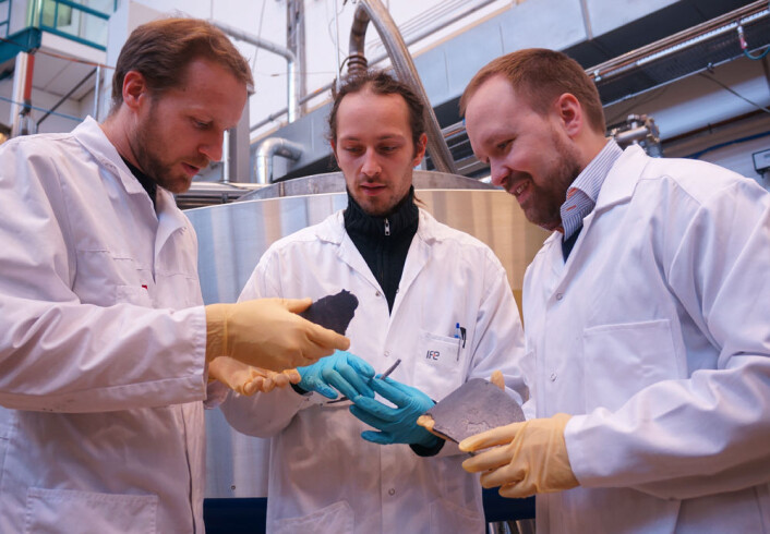 De utvikler metoder for billigere silisiumproduksjon på Institutt for energiteknikk. Fra venstre: Martin Kirkengen, avdelingssjef Energisystemer, Trygve Tveiterås Mongstad, forsker, Werner Olav Filtvedt, forsker og fagområdeleder. (Foto: Arnfinn Christensen, forskning.no.) De utvikler metoder for billigere silisiumproduksjon på Institutt for energiteknikk. Fra venstre: Martin Kirkengen, avdelingssjef Energisystemer, Trygve Tveiterås Mongstad, forsker, Werner Olav Filtvedt, forsker og fagområdeleder. (Foto: Arnfinn Christensen, forskning.no.)