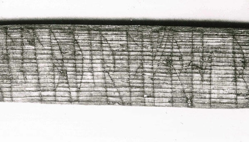 På denne pinnen fra 1200-tallets Bryggen i Bergen har to karer ved navn Sigurd og Lavrans skrevet navnene sine både i kode og med vanlige runer. Det hjalp runolog Jonas Nordby med å knekke jötunvillur-koden. Aslak Liestøl/Kulturhistorisk museum, UiO
