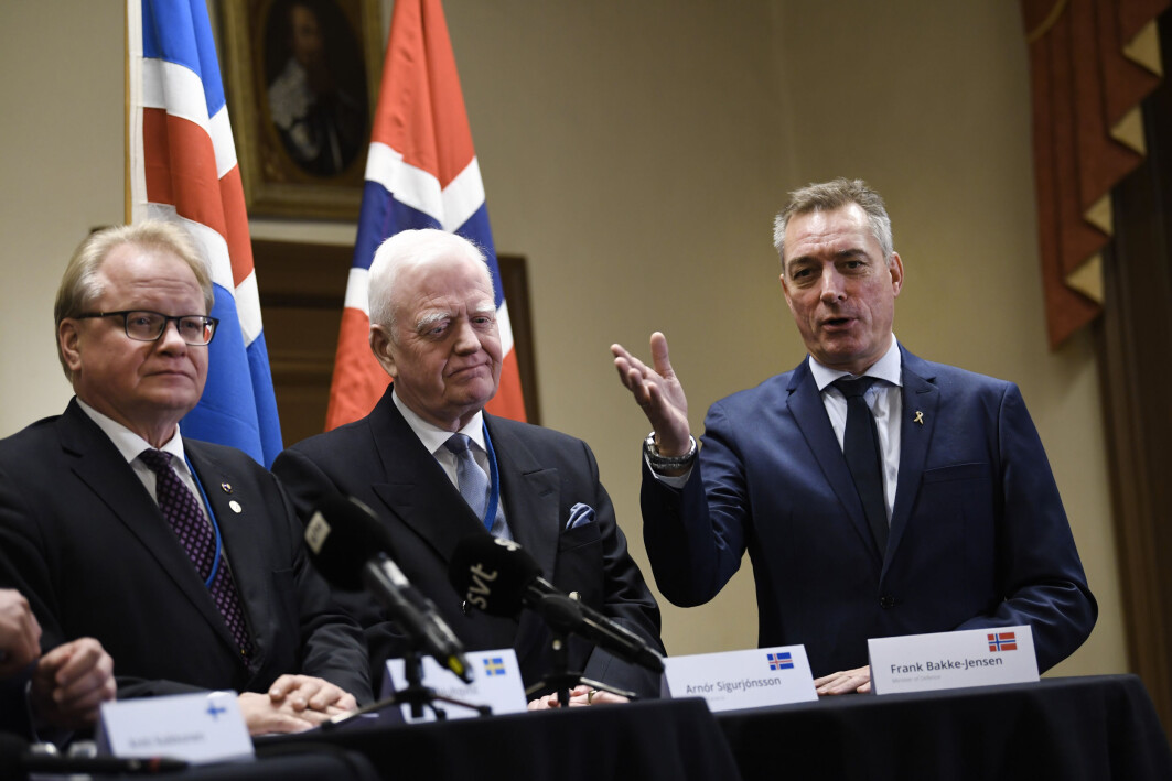 NUPI-forsker Karsten Friis har designet et rammeverk som forklarer hva som påvirker nordisk forsvars- og sikkerhetssamarbeid, her representert ved tre ministre, Sveriges forsvarsminister Peter Hultqvist, Arnór Sigurjónsson, sjef for forsvarsspørsmål i islandske UD og Norges forsvarsminister Frank Bakke-Jensen. NUPI-forsker Karsten Friis har designet et rammeverk som forklarer hva som påvirker nordisk forsvars- og sikkerhetssamarbeid, her representert ved tre ministre, Sveriges forsvarsminister Peter Hultqvist, Arnór Sigurjónsson, sjef for forsvarsspørsmål i islandske UD og Norges forsvarsminister Frank Bakke-Jensen.