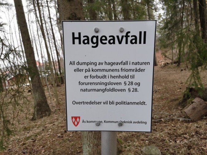 Det er ikke uvanlig at syke hageplanter ender opp i kompost eller plantemateriale som blir dumpet i nærmeste skogholt. Det er ikke uvanlig at syke hageplanter ender opp i kompost eller plantemateriale som blir dumpet i nærmeste skogholt.