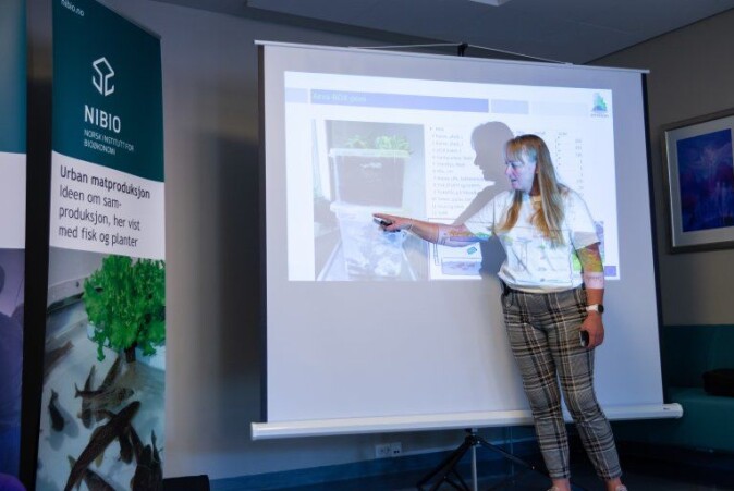 Project leader Siv Lene Gangenes Skar introduces every course day with a theoretic review of the days practical task. Today the task is to build an AquaponiBOX. Project leader Siv Lene Gangenes Skar introduces every course day with a theoretic review of the days practical task. Today the task is to build an AquaponiBOX.