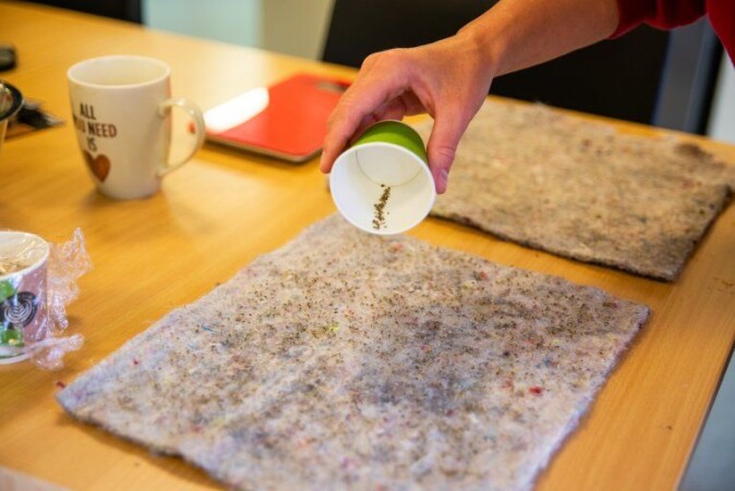 The course participants sow microgreen that quickly develop into green herbs t hat can be used in cooking. The course participants sow microgreen that quickly develop into green herbs t hat can be used in cooking.