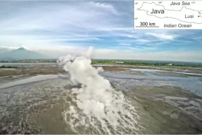 The main Lusi vent and its plume during regular geysering activity. In the background of the image the active Arjuno-Welirang volcanic complex is visible. Video can be viewed on YouTube.
