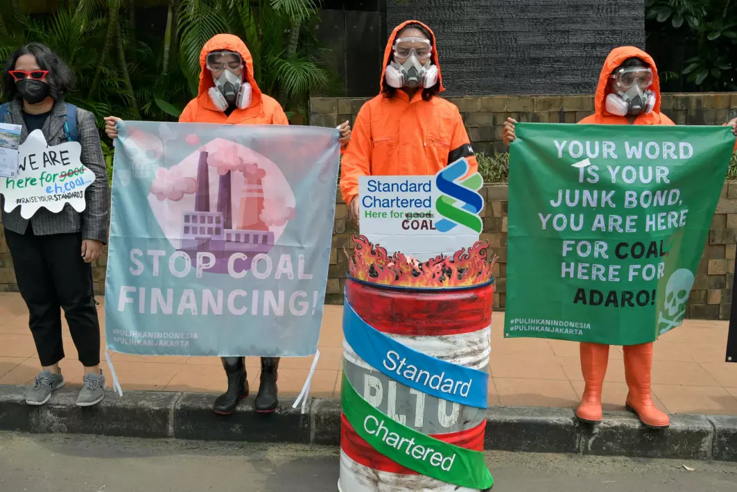 «STOP COAL»: «Stop building power-plants» is one of four key recommendations Research Professor Indra Øverland offers after studying countries in Southeast Asia and climate change. The image shows protesters against funding such power-plants in Jakarta.