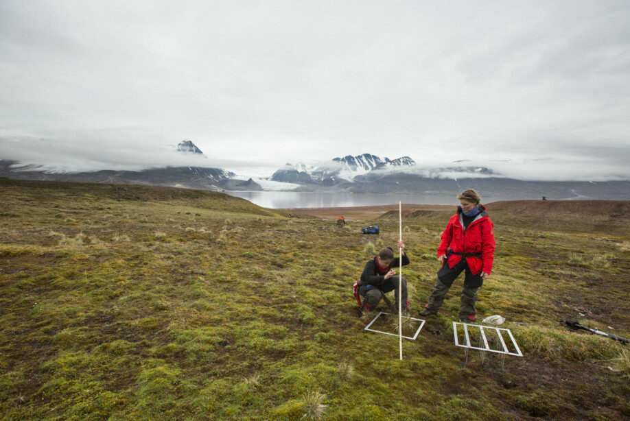 The researchers Isabell Eischeid (left) and Virve Ravolainen on fieldwork in Svalbard.