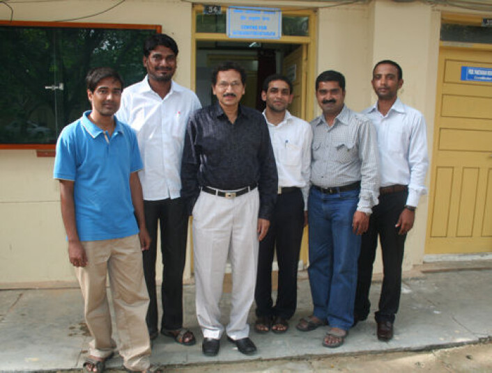 Forskere ved senteret CDAST ved Hyderabad University. Professor V. Krishna i mørk skjorte midt på bildet, omgitt av forskere som alle har tatt sin doktograd innenfor dalit- eller adivasistudier. Fra venstre P. K. Thakur, G. Raju, B. Singh, Venkat og C. S. Vithal. (Foto: Asle Rønning) Forskere ved senteret CDAST ved Hyderabad University. Professor V. Krishna i mørk skjorte midt på bildet, omgitt av forskere som alle har tatt sin doktograd innenfor dalit- eller adivasistudier. Fra venstre P. K. Thakur, G. Raju, B. Singh, Venkat og C. S. Vithal. (Foto: Asle Rønning)