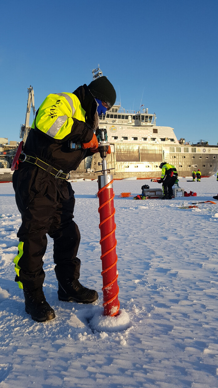 For å samle inn prøver av livet i isen borres det flere kjerner, et noe krevende arbeid i temperaturer over -30C For å samle inn prøver av livet i isen borres det flere kjerner, et noe krevende arbeid i temperaturer over -30C