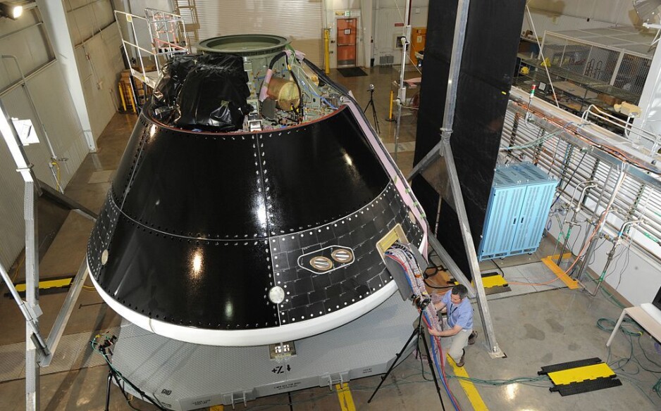En test-versjon av Orion-romfartøyet som brukes til utvikling. Denne sitter på raketten som løfter astronautene ut i rommet.