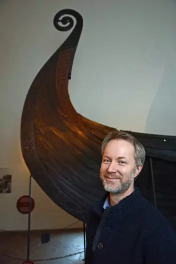 Runolog Jonas Nordby knekker koder. Oseberg-skipet rommer en av mange gåter fra vikingtida. (Foto: Ida Kvittingen)