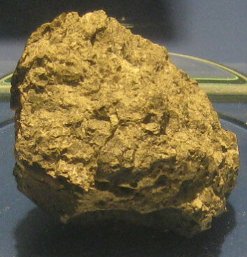 Meteoritten ALH84001, utstilt på Smithsonian museum. Den ble funnet i Antarktis i 1984, og inneholder strukturer som kan være fossiler av mikroorganismer fra planeten Mars. (Foto: James L. Stuby, Wikimedia Commons) Meteoritten ALH84001, utstilt på Smithsonian museum. Den ble funnet i Antarktis i 1984, og inneholder strukturer som kan være fossiler av mikroorganismer fra planeten Mars. (Foto: James L. Stuby, Wikimedia Commons)