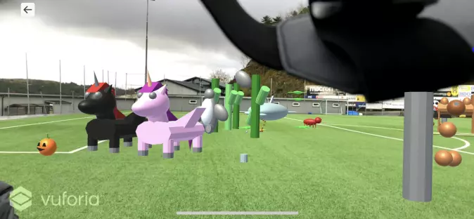 Sånn kan fotballbanen ved Husabø skole i Egersund se ut når elevene har utvidet virkeligheten med sine egne fantasifigurer.