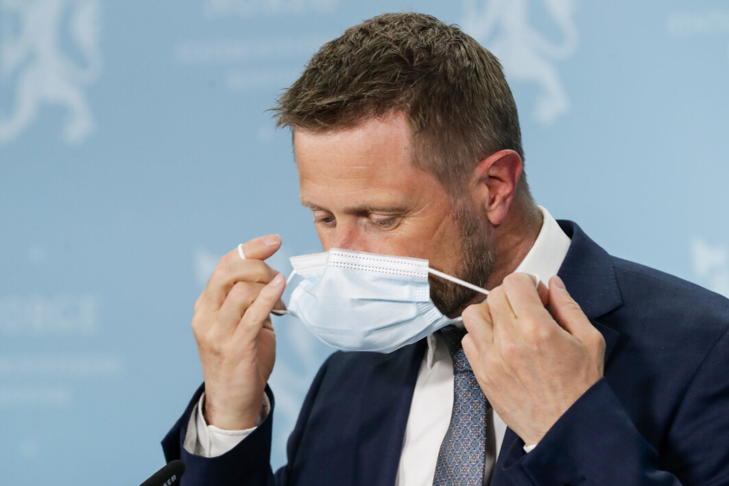 Flere helseeksperter var i begynnelsen skeptiske til ansiktsmasker, fordi enkle og billige masker som den helseminister Bent Høie her setter på seg bare i begrenset grad hindrer de små koronavirusene å trenge gjennom. Men nå ser forskere en annen positiv effekt av masker. Flere helseeksperter var i begynnelsen skeptiske til ansiktsmasker, fordi enkle og billige masker som den helseminister Bent Høie her setter på seg bare i begrenset grad hindrer de små koronavirusene å trenge gjennom. Men nå ser forskere en annen positiv effekt av masker.