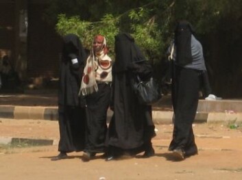 Sudanesiske kvinner i niqab. (Foto: Liv Tønnessen) Sudanesiske kvinner i niqab. (Foto: Liv Tønnessen)