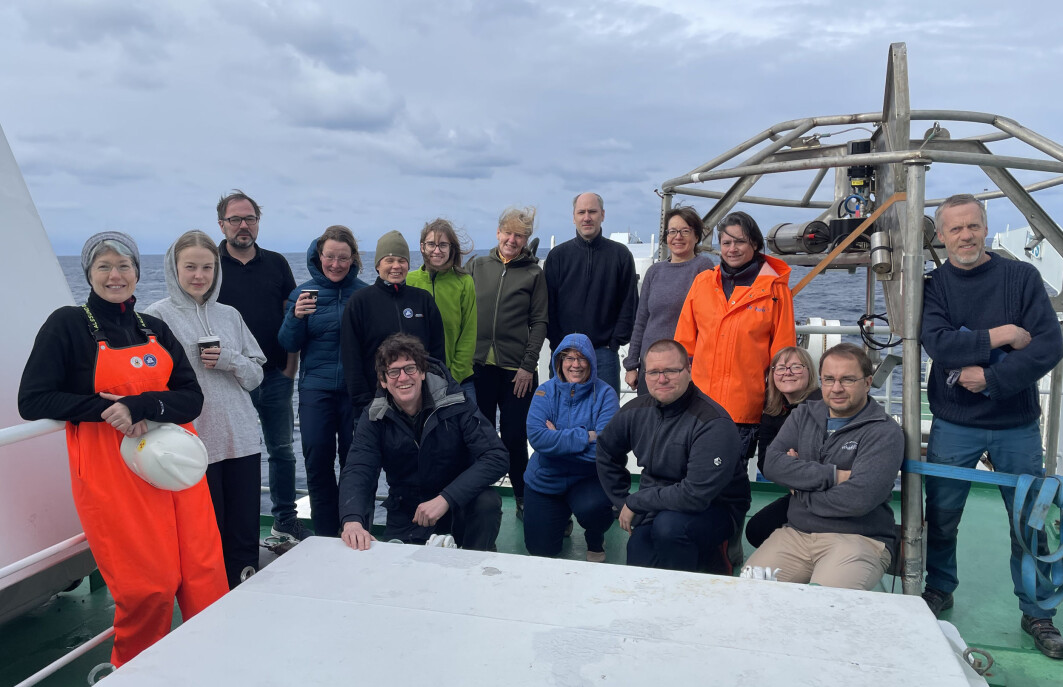 Toktdeltagerne samlet på mønstringsstasjonen på femte dekk. Stående fra venstre: Penny Liebig, Frida Reinsfelt Klubb, Jarle Wangensten, Anne Sveistrup, Josefin Johansson, Marta Gil Gonzalez, Karen Gjertsen, Jørn Patrick Meyer, Mette Strand, Liv Plassen og Henning Jensen. Sittende fra venstre: Pål Buhl-Mortensen, Valerie Bellec, Heidi Gabrielsen, og Stepan Boitsov. Toktdeltagerne samlet på mønstringsstasjonen på femte dekk. Stående fra venstre: Penny Liebig, Frida Reinsfelt Klubb, Jarle Wangensten, Anne Sveistrup, Josefin Johansson, Marta Gil Gonzalez, Karen Gjertsen, Jørn Patrick Meyer, Mette Strand, Liv Plassen og Henning Jensen. Sittende fra venstre: Pål Buhl-Mortensen, Valerie Bellec, Heidi Gabrielsen, og Stepan Boitsov.