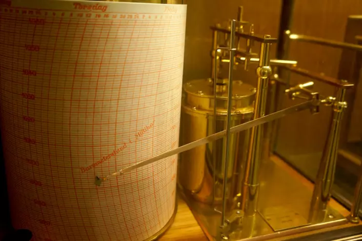 Barograf som tegnet ned på en papirstrimmel hvordan lufttrykket varierte med tiden. (Foto: Arnfinn Christensen)