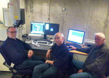 Egil S. Erichsen, Gunnar Bratbak og Mikal Heldal ved elektronmikroskopet (til venstre) på Universitetet i Bergen. (Foto: Andreas R. Graven) Egil S. Erichsen, Gunnar Bratbak og Mikal Heldal ved elektronmikroskopet (til venstre) på Universitetet i Bergen. (Foto: Andreas R. Graven)