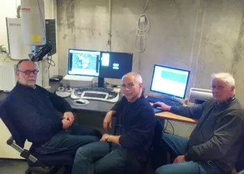 Egil S. Erichsen, Gunnar Bratbak og Mikal Heldal ved elektronmikroskopet (til venstre) på Universitetet i Bergen. (Foto: Andreas R. Graven)
