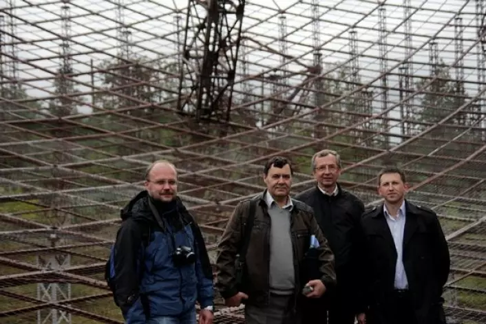 Forskerne Oleksandr Koloskov, Valeriy Pulyayev, sjefsingeniør Yakov Chepurnyy og doktorgradsstudent Mikhail V. Lyashenko oppe i radaren i Zmyiv. Foto: Frøy Katrine Myrhol