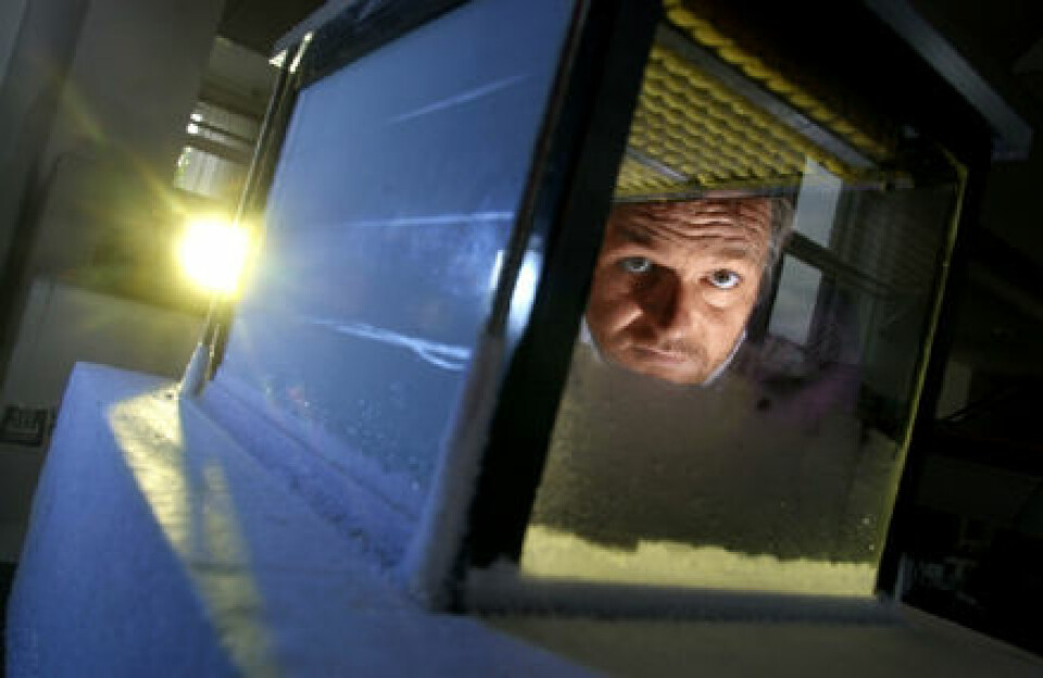 'Henrik Svensmark titter gjennom skykammeret som var kjernen i forsøkene i 2002. (Foto: DTU SPace)'