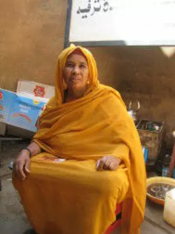 Sudanesisk kvinne i den tradisjonelle drakten toob. (Foto: Liv Tønnessen)