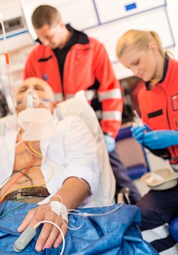 Ofte gjør førstehjelp at folk får igjen pulsen allerede i ambulansen. Men likevel har dødeligheten vært svært høy etter hjertestans, på grunn av hjerteskade. (Foto: Istockphoto) Ofte gjør førstehjelp at folk får igjen pulsen allerede i ambulansen. Men likevel har dødeligheten vært svært høy etter hjertestans, på grunn av hjerteskade. (Foto: Istockphoto)