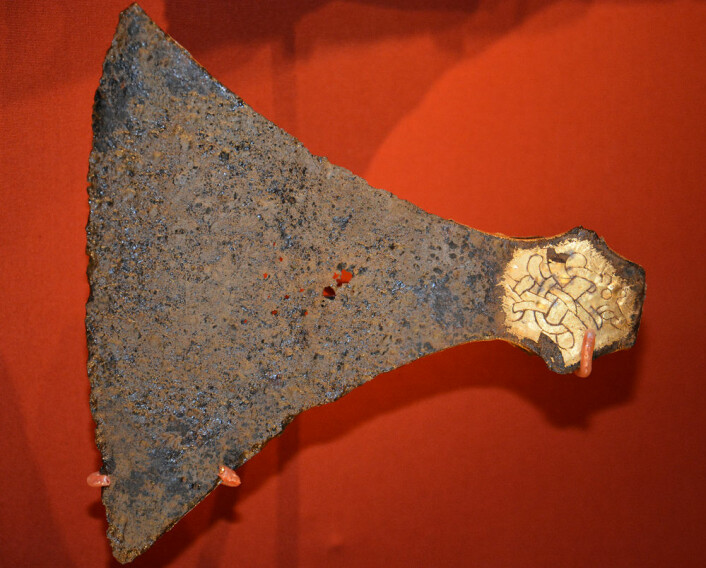 Vikingene var jålete også når de skulle på tokt, viser øksehodet i jern og gull fra 1000-1050, funnet i Botnhamn i Troms. (Foto: Ida Kvittingen)