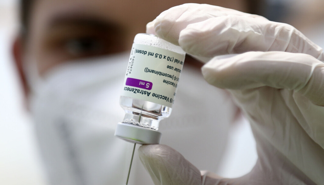 Noen av symptomene som nå gjør at norske myndigheter pauser bruken av AstraZeneca-vaksinen er ikke nødvendigvis ikke ukjente. I hvert fall ikke for de som forsket på viruset vaksinen bruker for å gjøre jobben sin.. Noen av symptomene som nå gjør at norske myndigheter pauser bruken av AstraZeneca-vaksinen er ikke nødvendigvis ikke ukjente. I hvert fall ikke for de som forsket på viruset vaksinen bruker for å gjøre jobben sin..