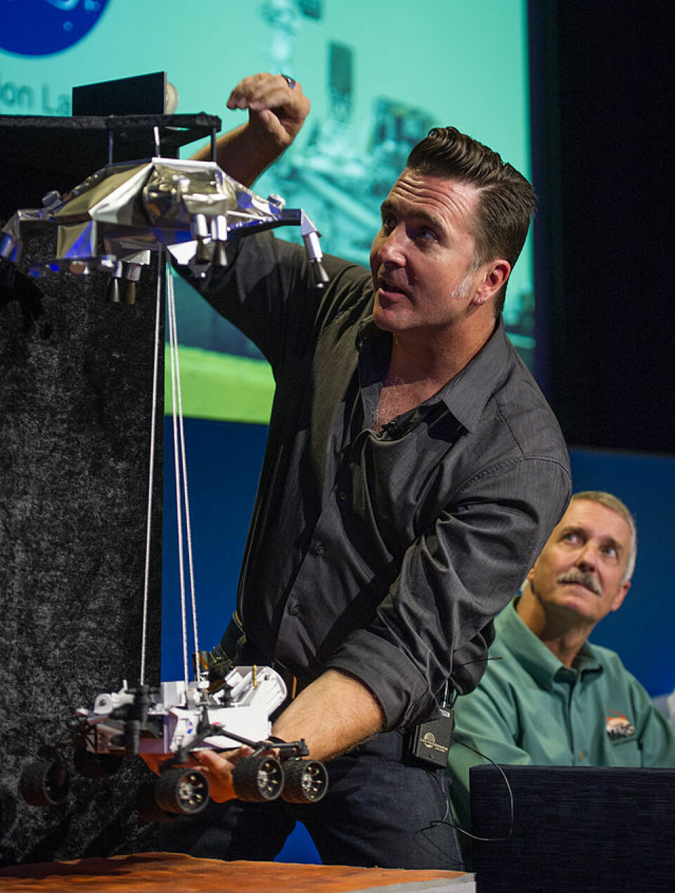 Adam Steltzner demonstrerer Sky Crane, landingsmekanismen som landsatte kjøretøyet Curiosity på planeten Mars 6. august 2012. (Foto: NASA)