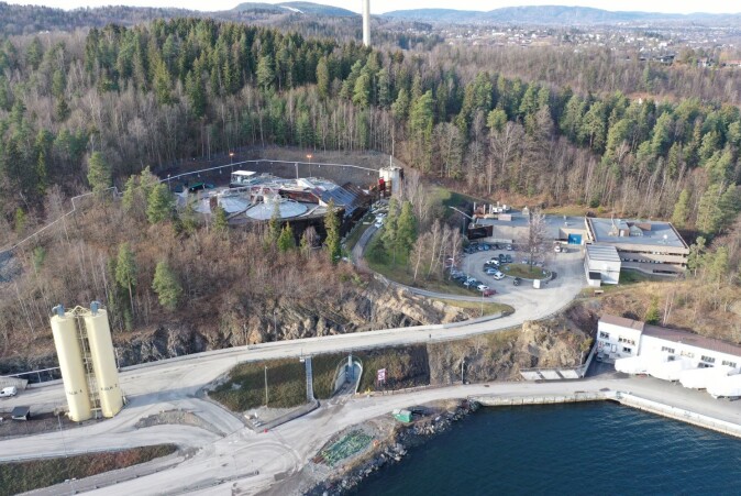 Dronebilde av renseanlegget VEAS. Nesten 90 prosent av anlegget ligger skjult inne i fjellet. Dronebilde av renseanlegget VEAS. Nesten 90 prosent av anlegget ligger skjult inne i fjellet.