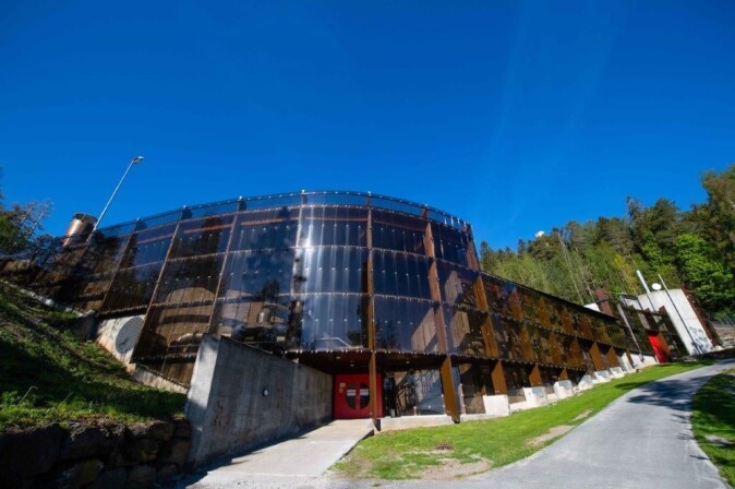 Bak denne glassfasaden på Slemmestad skjuler de fire råtnetankene seg. Tankene er 20 meter høye og 19 meter i diameter. Tilsammen rommer tankene 24 000 m3 med slam og produserer biogass tilsvarende 6 millioner liter diesel årlig. Bak denne glassfasaden på Slemmestad skjuler de fire råtnetankene seg. Tankene er 20 meter høye og 19 meter i diameter. Tilsammen rommer tankene 24 000 m3 med slam og produserer biogass tilsvarende 6 millioner liter diesel årlig.