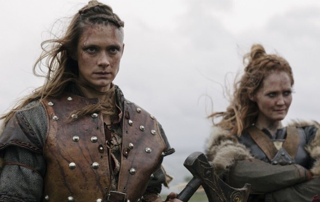 TV-kanaler som NRK jobber hardere enn noensinne. De konkurrerer jo tross alt med de store, internasjonale gigantene som Netflix, HBO og Disney. Bildet over er fra den norske HBO-serien Beforeigners. TV-kanaler som NRK jobber hardere enn noensinne. De konkurrerer jo tross alt med de store, internasjonale gigantene som Netflix, HBO og Disney. Bildet over er fra den norske HBO-serien Beforeigners.