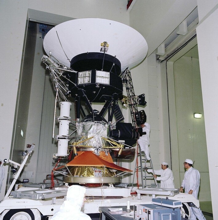 NASA-personell klargjør Voyager 2 før tester og oppskytning på 1970-tallet. Denne maskinen er nå rundt 19 milliarder kilometer fra oss. NASA-personell klargjør Voyager 2 før tester og oppskytning på 1970-tallet. Denne maskinen er nå rundt 19 milliarder kilometer fra oss.