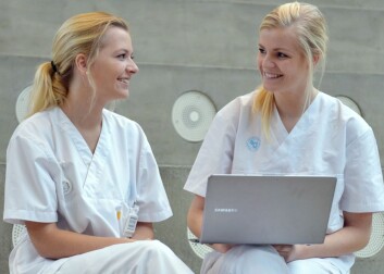 Sykepleierstudentene Emilie Vinnes og Malin Theissen forstår godt hvorfor e-kompendiene er så populære. (Foto: Asbjørn Jensen/UiS) Sykepleierstudentene Emilie Vinnes og Malin Theissen forstår godt hvorfor e-kompendiene er så populære. (Foto: Asbjørn Jensen/UiS)
