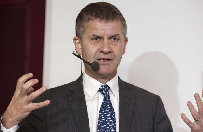 Fra 1990-tallet legger politikere vekt på det globale, økologiske systemet. Her argumenterer tidligere miljø- og utviklingsminister Erik Solheim for at kjemikalieutfordringene må løses globalt, under Miljøgiftkonferansen 18. januar 2012. (Foto: John Petter Reinertsen) Fra 1990-tallet legger politikere vekt på det globale, økologiske systemet. Her argumenterer tidligere miljø- og utviklingsminister Erik Solheim for at kjemikalieutfordringene må løses globalt, under Miljøgiftkonferansen 18. januar 2012. (Foto: John Petter Reinertsen)