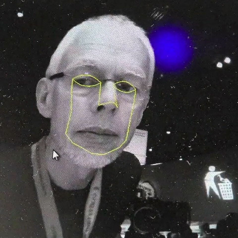 Rille istedenfor brille: Toshibas brilleløse 3D-system krever ansiktssporing for å virke slik det skal. Her spores gluggene til artikkelforfatteren. (Foto: Arnfinn Christensen)