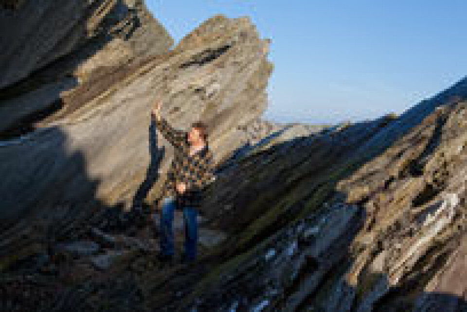 Geolog Udo Zimmermann ved Universitetet i Stavanger har hele verden som forskningsfelt. Han studerer bergarter og sedimenter like gjerne i Argentina som her på Vigdel-stranda på Jæren. (Foto: Morten Berentsen)