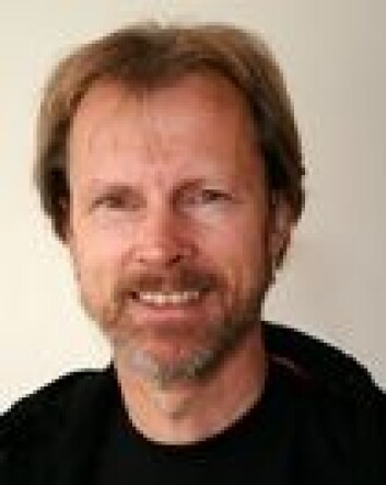 Professor Bjarne Braastad sier at jaktinstinktet kan gjøre det vanskelig for noen hunder å forstå at det ikke er et ekte dyr som er på besøk i stua. (Foto: (Foto Janne Brodin, UMB)) Professor Bjarne Braastad sier at jaktinstinktet kan gjøre det vanskelig for noen hunder å forstå at det ikke er et ekte dyr som er på besøk i stua. (Foto: (Foto Janne Brodin, UMB))