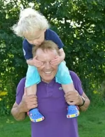 Knud Knudsen (snart 68) og barnebarnet Martinius (nettopp 3) er i lag fleire gonger kvar veke, til glede for begge. (Foto: Asbjørn Jensen, UiS)